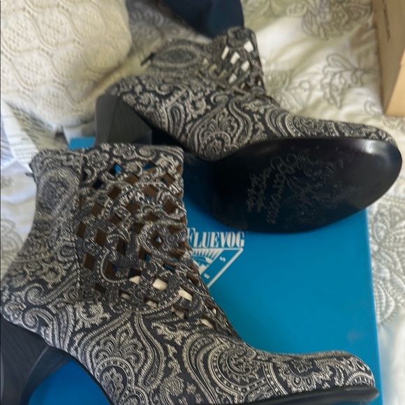 John Fluevog Murillo new with box Blue/grey and White Paisley booties sz 10 - Picture 6 of 9